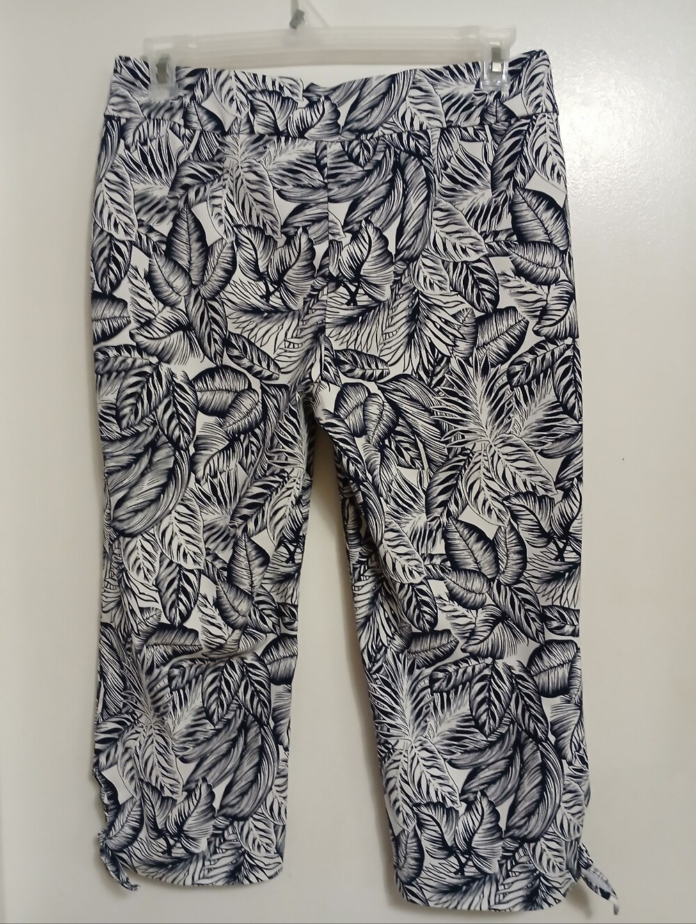 CounterParts Womens Pull On Capris Size 12 Tropical Print Black & White - Picture 2 of 7